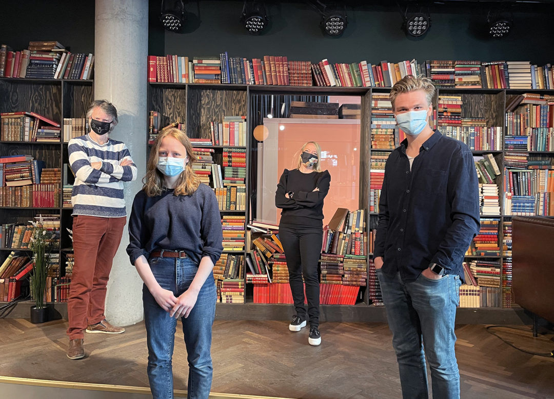 Erling Fossen, Agnes Nærland Viljugrein, Maren Bjerkeng og Nicolai Øyen Langfeldt står foran en bokhylle og ser mot kamera. Samtlige har på seg munnbind.
