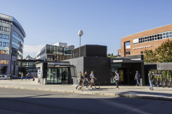 Bilde fra et urbant miljø ved Nydalen t-banestasjon